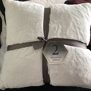 Luxurious Decorative Pillows Set of 2 White Soft & Comfy Cozy!! Great Gift Idea!